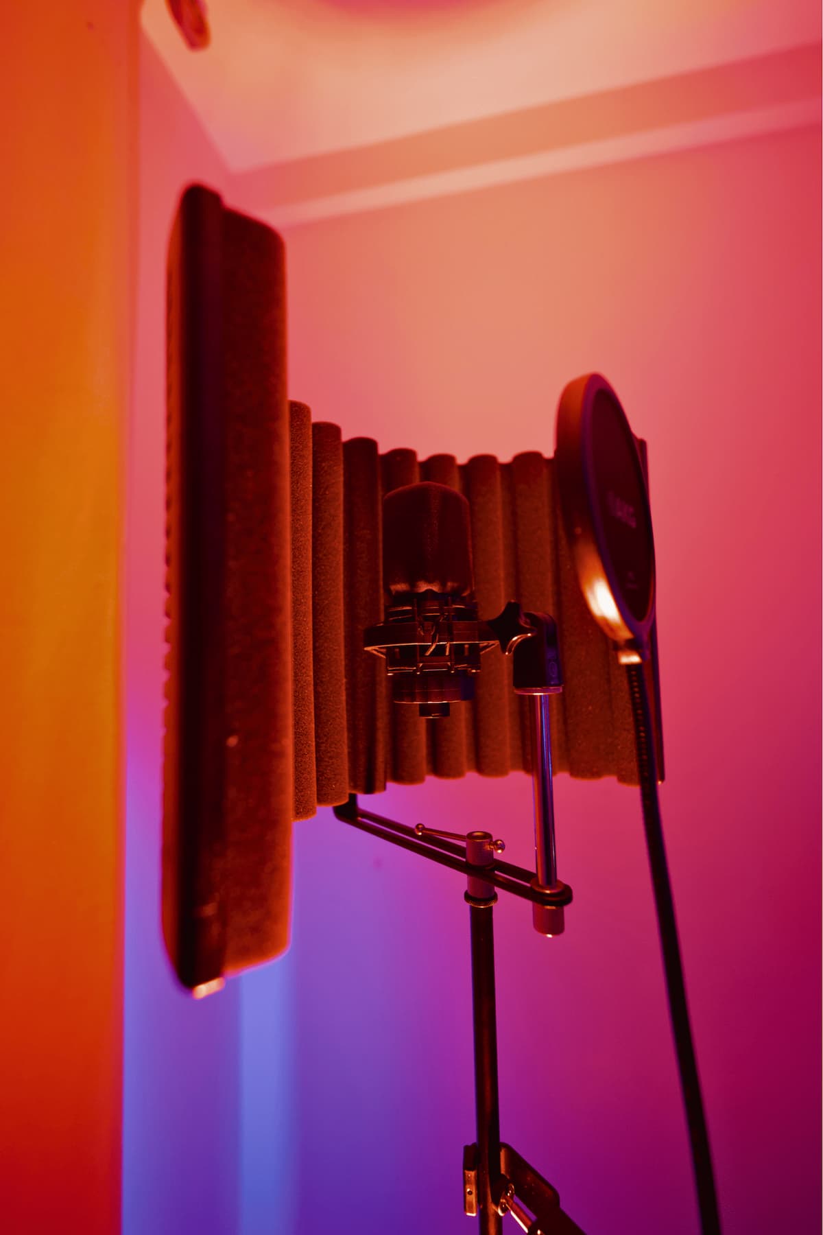 Microphone éclairé en rouge