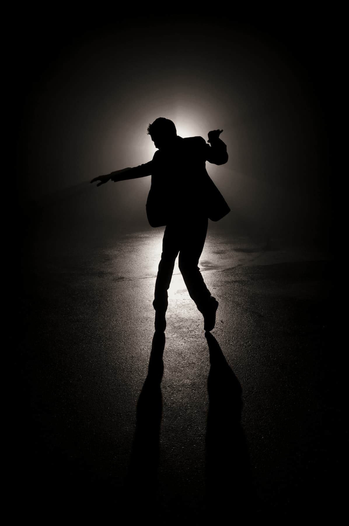 Danseuse en mouvement dans un éclairage de scène