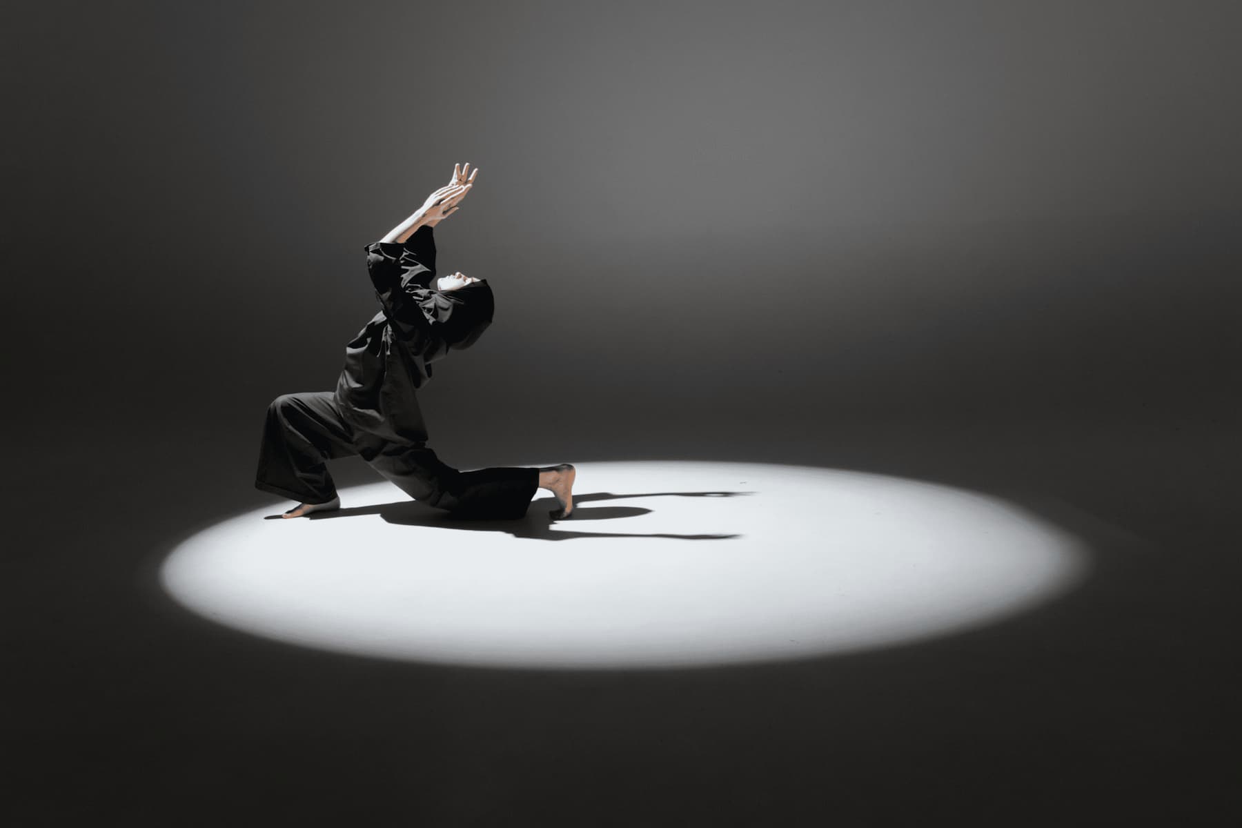 Danseuse dans un cercle de lumière