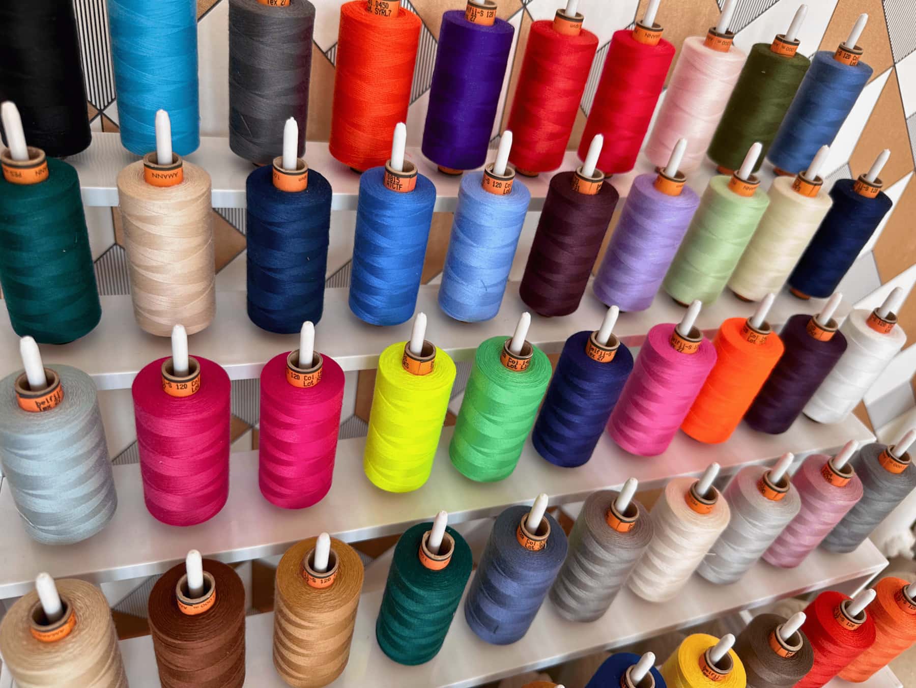 Bobines de fil de plusieurs couleurs