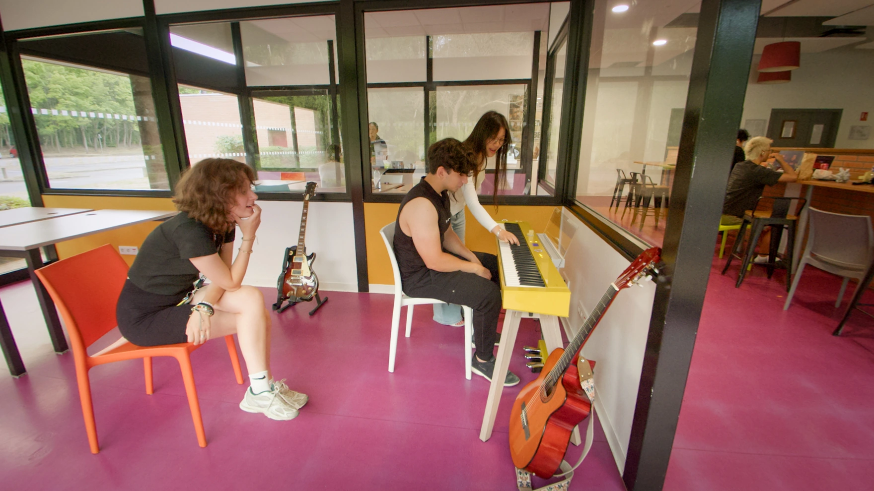 Espace de vie commun de la résidence 3iS, avec piano et guitare